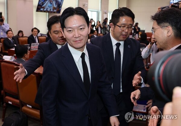 증인선서 거부 후 퇴장하는 박상용 검사 (연합뉴스)