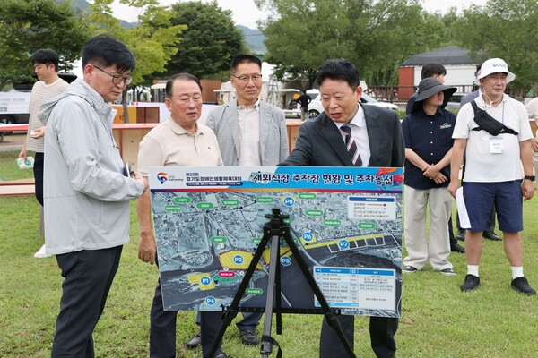 가평군은 자라섬 개회식장 주차장 현황 및 동선 안내판을 살펴보며 안전점검을 하고 있다 (가평군 제공)