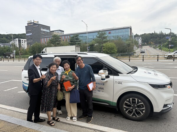 시민설명회 참석자들이 26일 교통약자 이동지원 자율주행 차량을 시승한 뒤 기념촬영을 하고 있다 (화성시 제공) 