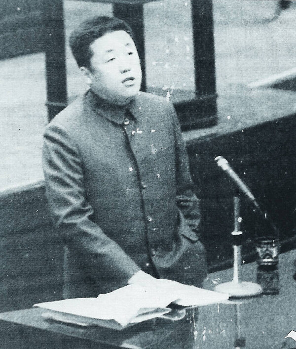 제6대 국회에서 대정부 질문을 하는 이병희. 당선 직후 삭발하고 청와대로 달려가 국가재건최고회의 의장 박정희와 경기도청 유치 문제를 담판한 뒤라 두발이 짧다. (신원커뮤니케이션 제공)
