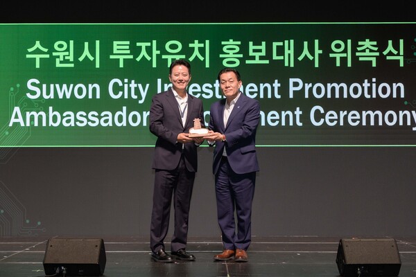 이재준 수원특례시장(우측)과 앤드류 킴 ㈜레이저발테크놀러지 대표가 기념사진을 촬영하고 있다 (수원시 제공)