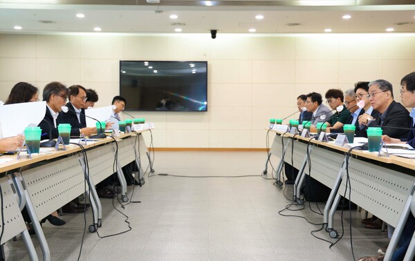 용인시와 기후에너지환경부 관계자가 반도체 산단 생활용수 공급방안을 논의하고 있다 (용인시 제공)