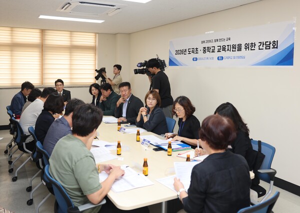 평택시의회 기획행정위원회 위원들이 27일 도곡중학교를 방문해 교육 지원 방안을 논의하고 있다 (평택시의회 제공)