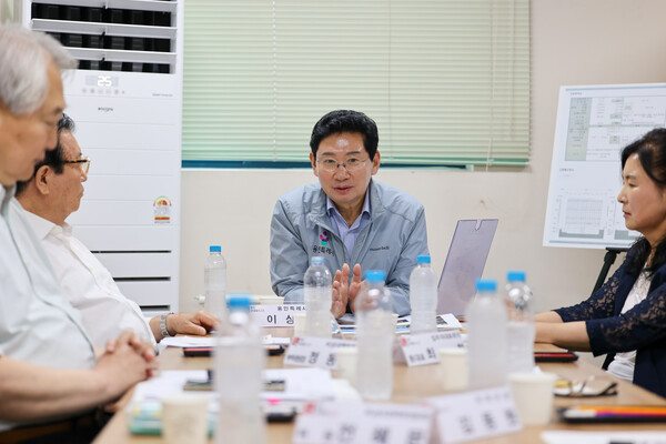 이상일 용인특례시장이 28일 광교쌍용포레듀엔1단지를 찾아 주민들과 간담회를 갖고 있다 (용인시 제공)