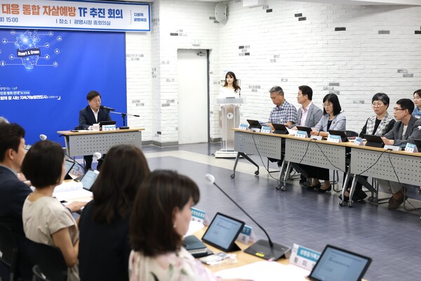박승원 광명시장이 광명시 생활위기 대응 통합 자살예방 추진 전담팀(TF) 회의를 운영하고 있다 (광명시 제공)
