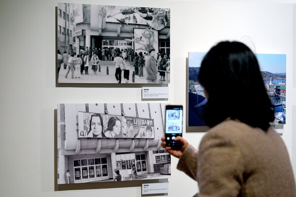 수원박물관 특별기획전 ‘1980년대 수원, 그해 우리는’을 관람하는 시민 (수원시 제공)
