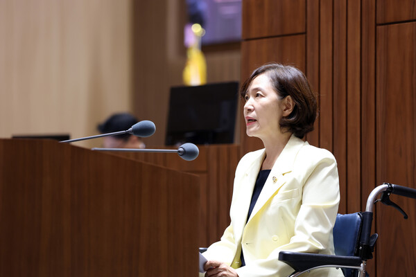 5분발언하는 사정희 의원 | 사정희 수원특례시의회 의원이 제404회 임시회 제1차 본회의에서 휠체어에 앉아 5분발언을 하고 있다. (수원특례시의회 제공)