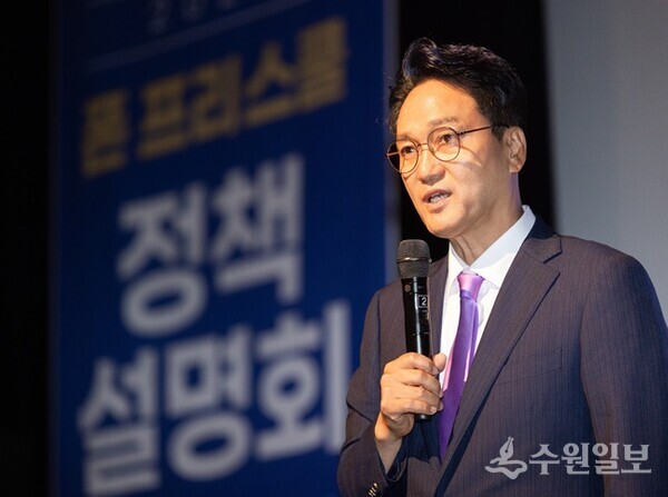 안민석 경기도교육감이 지난 7월 6일 폰프리 스쿨 정책을 설명하고 있다 (경기도교육청 제공)
