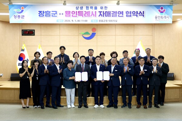 1일 장흥군청에서 이상일 용인시장과 사순문 장흥군수가  자매결연 후 기념 사진을 찍고 있다 (용인시 제공)