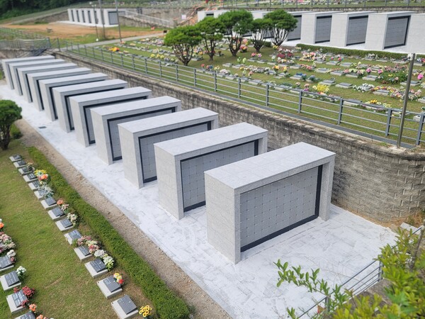 용인평온의 숲 야외 벽식 봉안시설 봉안담 (용인시 제공)