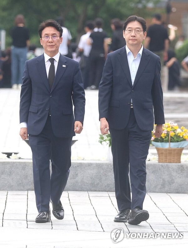 김민석 더불어민주당 대표와 김경수 정무특보 (연합뉴스 제공)