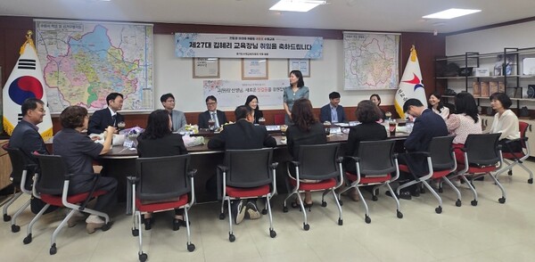 수원교육지원청(교육장 김혜리)은 2일 교육장실에서 전직 및 신규 교장 간담회를 개최했다.