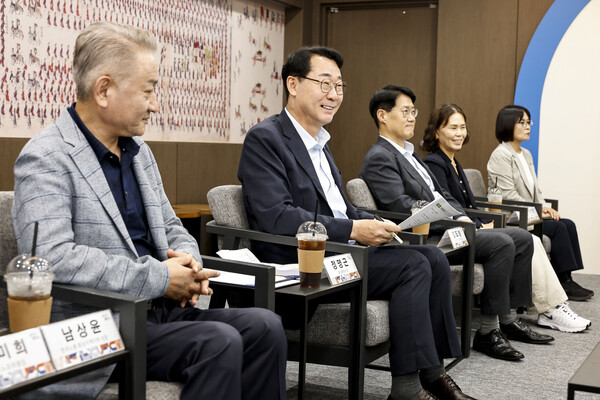 정명근 화성특례시장(화성시 노사민정협의회 위원장)이 2일 열린 ‘2026년 노사민정 공동선언식’에서 인사말을 하고 있다 (화성시 제공)