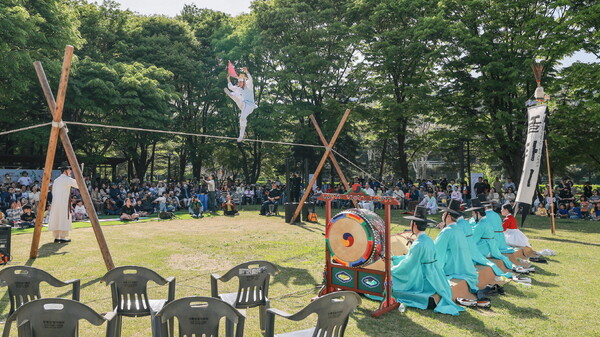 국가무형유산 줄타기 지정 50주년을 기념하는 줄타기 공연이 6일 과천중앙공원에서 열린다 (과천시 제공)