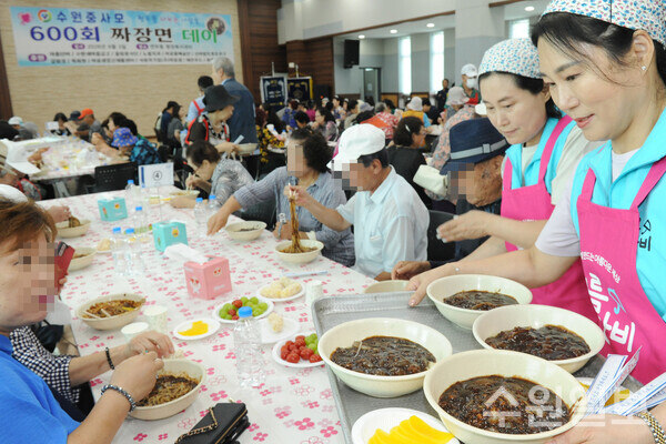 3일 수원특례시 연무동행정복지센터에서 열린 수원 중사모 600회 짜장면데이 행사에서 자원봉사자들이 짜장면을 배식하고 있다. (사진=김기수기자)