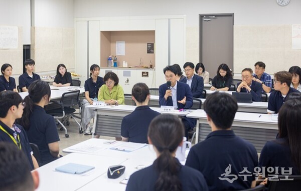 안민석 교육감이 지난 7월 22일 삼괴고 학생자치회 워크숍 에서 특강을 하고 있다 (경기도교육청 제공)