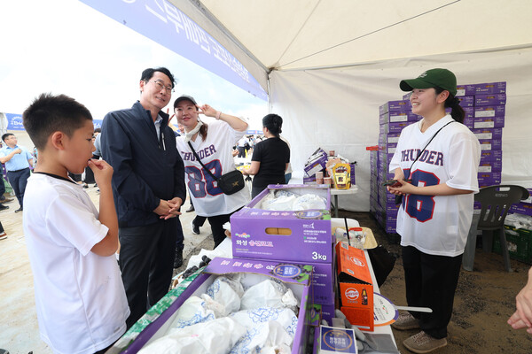 정명근 화성특례시장이 2025년 송산포도축제에 참여한 농민들을 격려하고 있다 (화성시 제공)