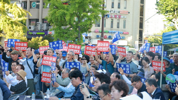 3일  과천시민들이 시계탑 광장에서 정부가 추진하는 경마공원 및 방첩사 부지 주택공급 계획의 전면 철회를 촉구하고 나섰다 (과천시 제공)