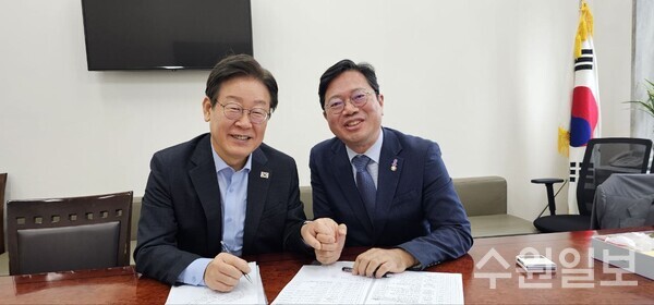 이재명 대통령(당시 민주당 대표)과 김승원 법무부장관 후보자(당시 국회 법사위 민주당 간사) (김승원의원실 제공)