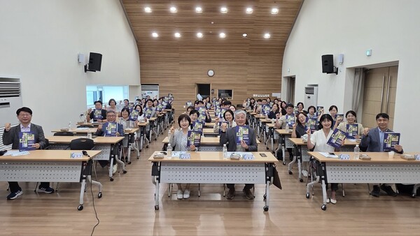 ‘제6기 수원시지역사회보장계획 수립을 위한 시민공청회’ 참석자들이 함께하고 있다 (수원시 제공)