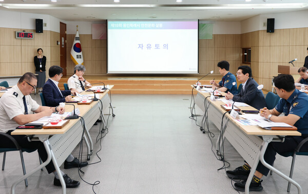 용인특례시(시장 이상일)는 3일 시청 비전홀에서 제19회 안전문화살롱을 열고 용인비전 2040과 연계한 안전 시스템 구축 방안을 논의했다 (용인시 제공)