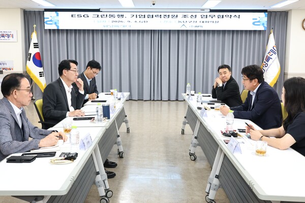 정명근 화성특례시장과 권영찬 ㈜APS 부회장 등이 지난 4일 기업협력 정원 조성을 위한 협력 방안에 대해 논의하고 있다 (화성시 제공)