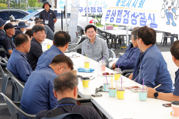 이상일 용인특례시장이 6일 장애인자동차 무삼검검중인 자동차전문정비사업조합 용인시지회 조합원들과 대화하고 있다 (용인시 제공)