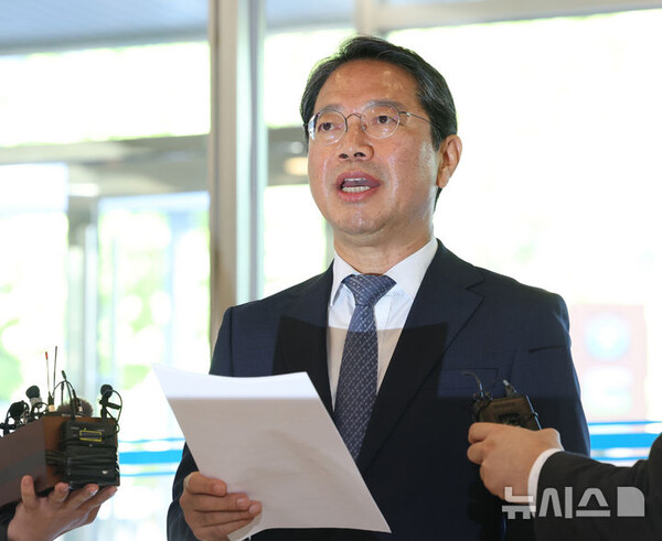 김승원 법무부 장관 후보자가 7일 오전 서울 종로구에 마련된 인사청문회 준비사무실로 출근하며 기자들의 질문에 답하고 있다. (뉴시스 제공)