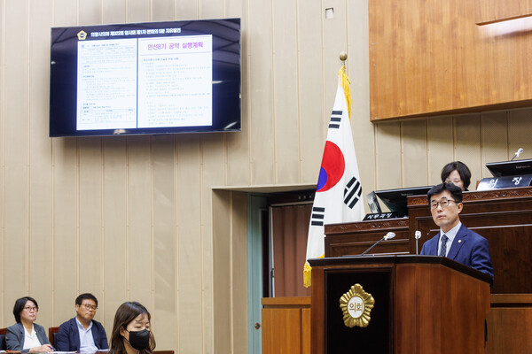 김태흥 의왕시의회 의원이 8일 임시회 본회의에서 자유발언을 통해  고속화도로 통행료 해결을 촉구하고 있다 (의왕시의회 제공)