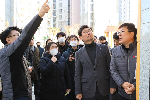 이상일 시장이 지난해 2월 경남아너스빌 하자 발생 현장을 둘러보고 있다 (용인시 제공)