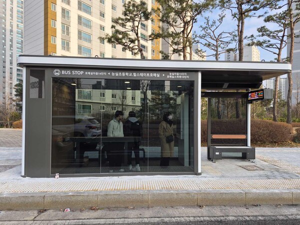 기후쉼터형 스마트정류장 설치 모습 (수원시 제공)