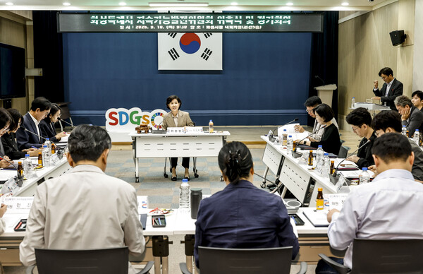제3기 화성특례시 지속가능발전위원회 위원들이 10일 화성시청 대회의실에서 열린 첫 정기회의에서 지속가능발전 정책 방향을 논의하고 있다 (화성시 제공)