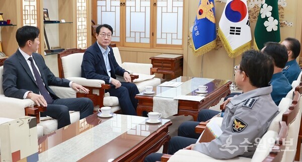 정명근 화성시장이 20205년 11월 경기남부경찰청을 방문해 관계자에게 경찰서 신설의 필요성에 대해 설명하고 있다. (화성시 제공)