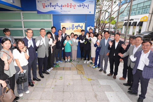 김현수 수원시 제1부시장(가운데)과 개관식 참석자들이 함께하고 있다 (수원시 제공)