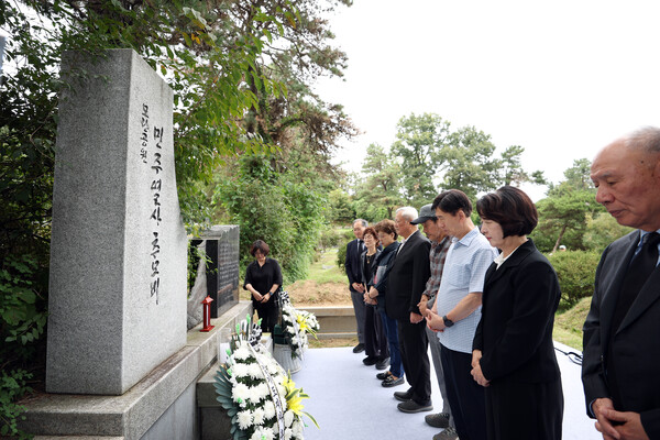 추미애 경기도지사가 12일 남양주시 모란공원 민주열사묘역에서 열린 ‘경기도 민주화운동희생자 추모제’에 참석했다 (경기도 제공)