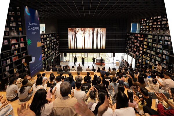 시민들이 12일 화성동탄중앙도서관 지식의 숲에서 열린 제3회 화성시 도서관 축제 문장산책 문화공연을 관람하고 있다 (화성시 제공)