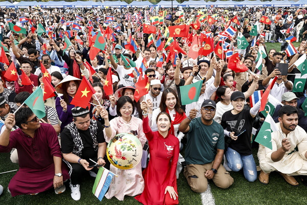 화성특례시 세계문화축제에서 다양한 국적의 주민들이 각국의 국기를 흔들며 화합의 시간을 갖고 있다 (화성시 제공)