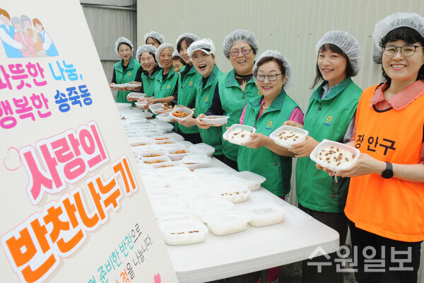 14일 오전 수원시 장안구 송죽동 새마을지도자부녀회 회원들이 송죽동행정복지센터에서 관내 독거 노인분들에게 전달할 밑반찬을 준비하고 있다. (사진=김기수기자)
