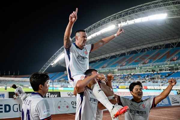 화성FC 일류첸코가 지난 12일 안산그리너스FC와의 원정경기에서 후반 추가시간 쐐기골을 넣은 뒤 동료들과 함께 승리를 기뻐하고 있다 (화성시 제공) 
