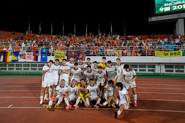 화성FC 선수단이 지난 12일 안산와스타디움에서 안산그리너스FC를 2-0으로 꺾은 뒤 팬들과 함께 승리를 기념하고 있다 (화성시 제공)
