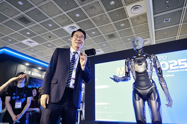 정명근 화성특례시장이 'MARS 2025'에서 휴머노이드 로봇과 대화하고 있다  (화성시 제공)