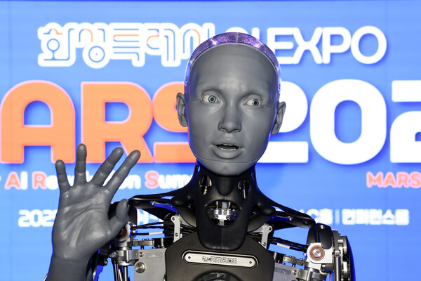 휴머노이드 로봇 '아메카'가 'MARS 2025'에서 방문자들에게 인사를 하고 있다 (화성시 제공)