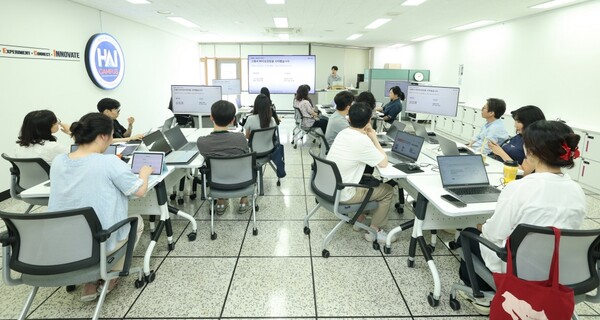 화성특례시 공무원들이 AI랩에서 바이브 코딩과 관련된 강의를 듣고 있다 (화성시 제공)