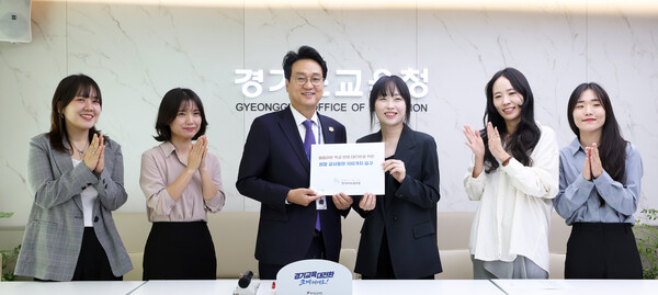 안민석 경기도교육감은 15일 경기교사노동조합의 ‘현장 교사들의 100가지 요구안’을 전달받았다. (경기도교육청 제공)