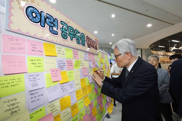 최동석 인사혁신처장이 9월 10일 대전광역시청에서 열린 '2026 공직박람회'에서 기관별 상담부스를 둘러보고 있다 (인사혁신처 제공)