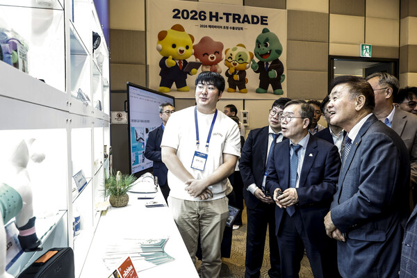 조승문 화성특례시 제2부시장이 16일 H-TRADE 해외바이어 초청 수출상담회 수출제품 전시장을 둘러보고 있다 (화성시 제공)