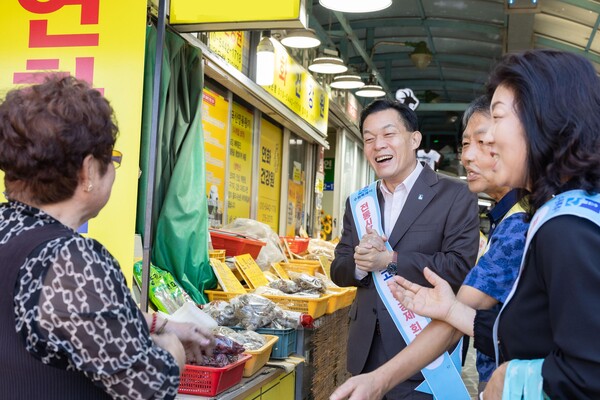 이재준 수원특례시장이 구매탄시장에서 상인들과 이야기를 나누고 있다 (수원시 제공)