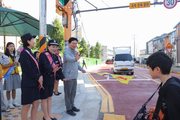 이상일 용인특례시장이 17일 아침 능원초등학교에서 학생들의 안전을 위한 교통지도 봉사에 참여했다 용인시 제공