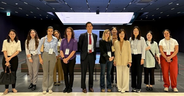 한·프 지방정부 교류 포럼에 참가한 프랑스 지방정부와 관계기관 대표단이 17일 기아 오토랜드 화성을 방문해 자동차 생산 현장을 둘러보고 있다 화성시 제공