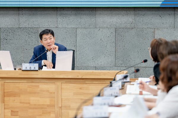 조용호 시장이 17일 열린 간부회의에서 내년도 예산과 관련해 발언하고 있다 오산시 제공